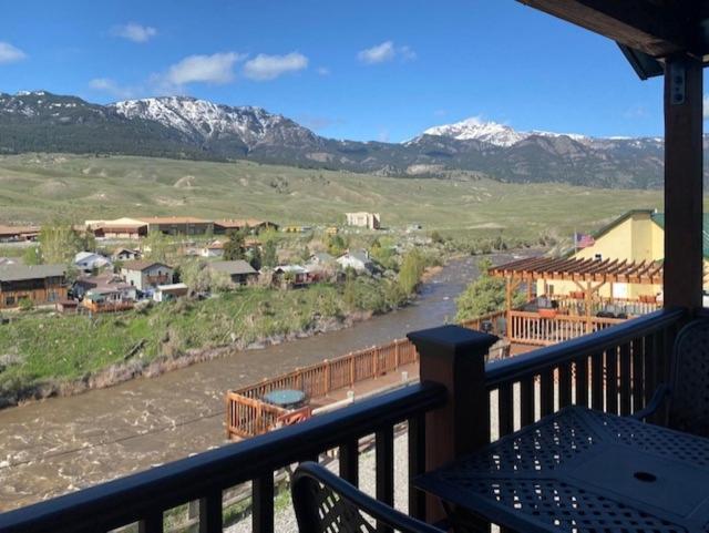 Yellowstone Riverside Cottages Gardiner Exterior foto